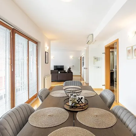 Luxury 2bdr In Old Town With Free Parking Apartamento